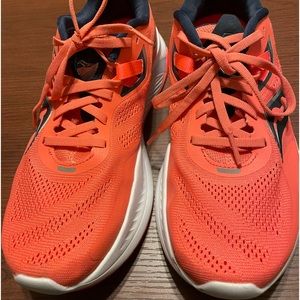 Women’s Saucony 7.5 shoes form fit